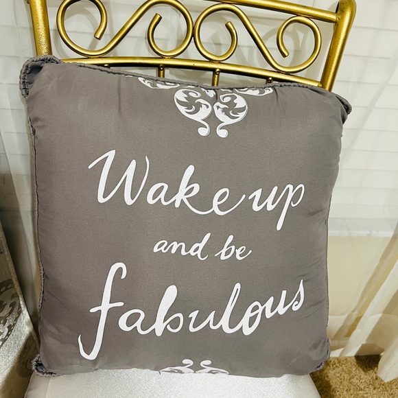 2 gray accent pillows - Picture 5 of 5